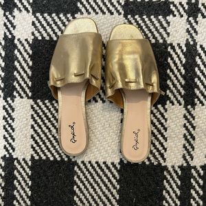 Qupid ladies 7.5 new gold slides